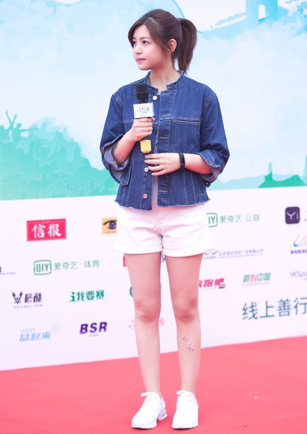 陈妍希这是发福了？白色短裤凸显“大象腿”，都是裤子惹的祸？