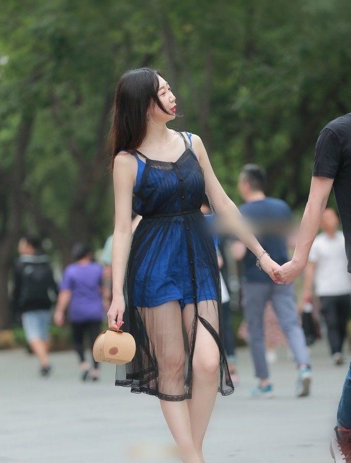 美女@气质小姐姐们连衣裙穿搭, 街头秀出美妙身姿, 尽显魅力风情，街拍