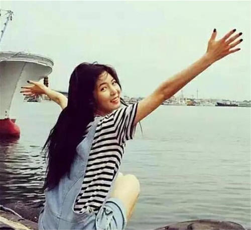 韩国女星金泫雅胆子不小，没想到竟把纸杯当鞋跟，就不怕踩碎了？