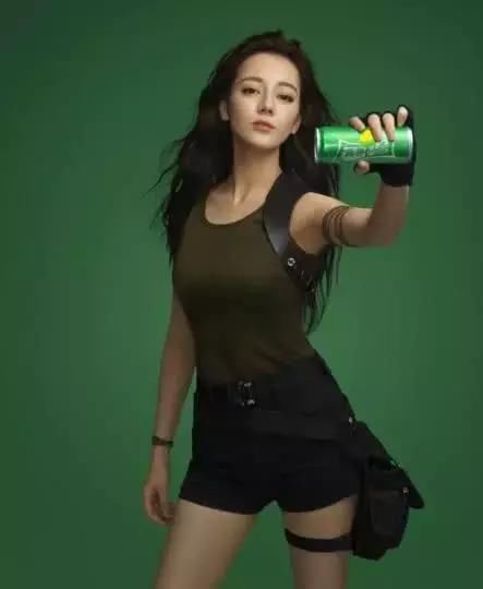 保守的迪丽热巴终于大胆了一次，裙子短到尽头，网友：心跳加速！