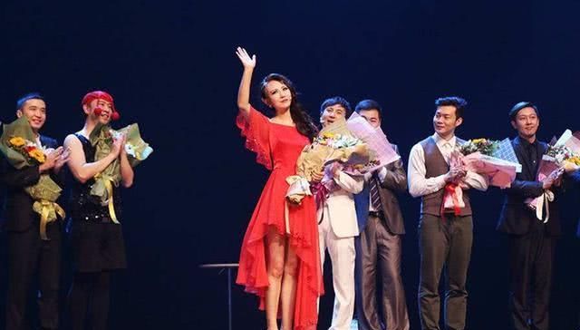  #女王#她是春晚女王，却嫁给小11岁的“弟弟”，现今将近40岁被宠成公主