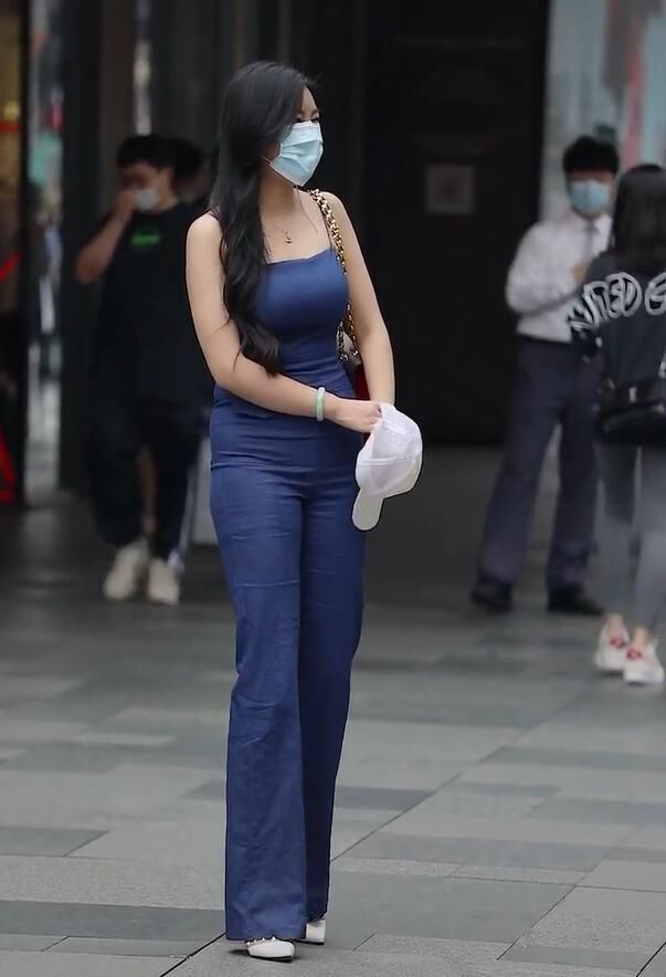  喇叭裤：喇叭裤美女很耐看，轻熟也大胆尝试的花样