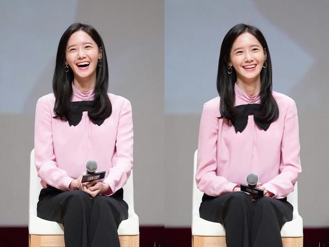 允儿粉色衬衣配牛仔女神范十足，却被鞋子抢镜，网友:鞋品堪忧!