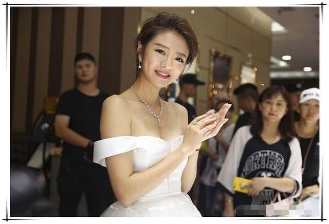 安以轩为博眼球真放的开！上身只遮住一半，网友：越穿越凉快！