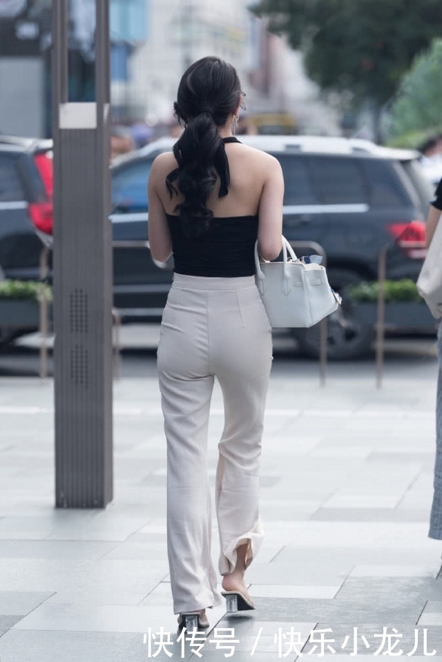  #优雅#街拍：温婉大方的时尚小姐姐，穿吊带长裙，展现优雅身段