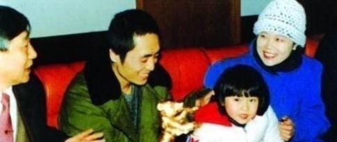  『巩俐』为了巩俐，张艺谋抛弃原配肖华，肖华现在过得怎么样了？