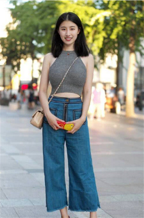  身材|街拍：小姐姐身材窈窕，笑容甜美，女人味十足