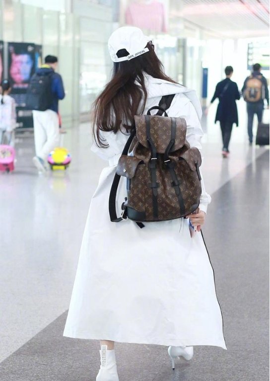 范冰冰机场无修图曝光，腿粗胯宽皮裙都快撑破，网友:减肥失败了