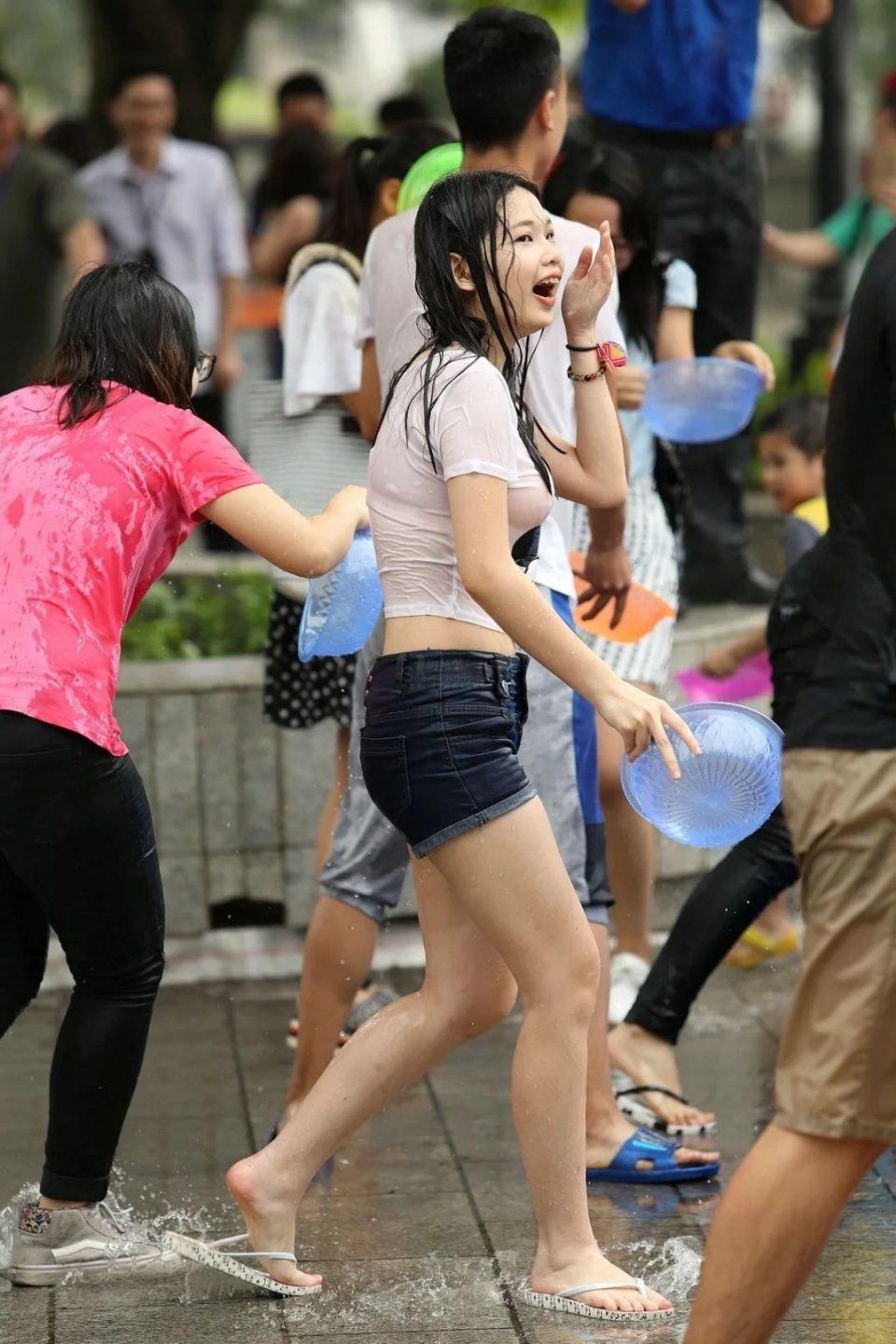 街拍泼水节湿透的大胸美腿少女