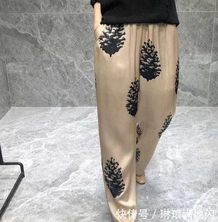  [穿过]还穿过时的雪纺？傻！如今女人穿棉麻衫+竹节裤，这才叫年轻貌美