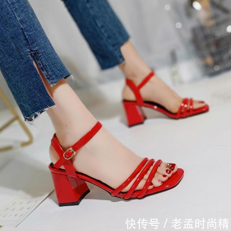 [ 穿起来舒适而且不累]高跟鞋五花八门，散发女人的成熟魅力，优雅的粗高跟设计