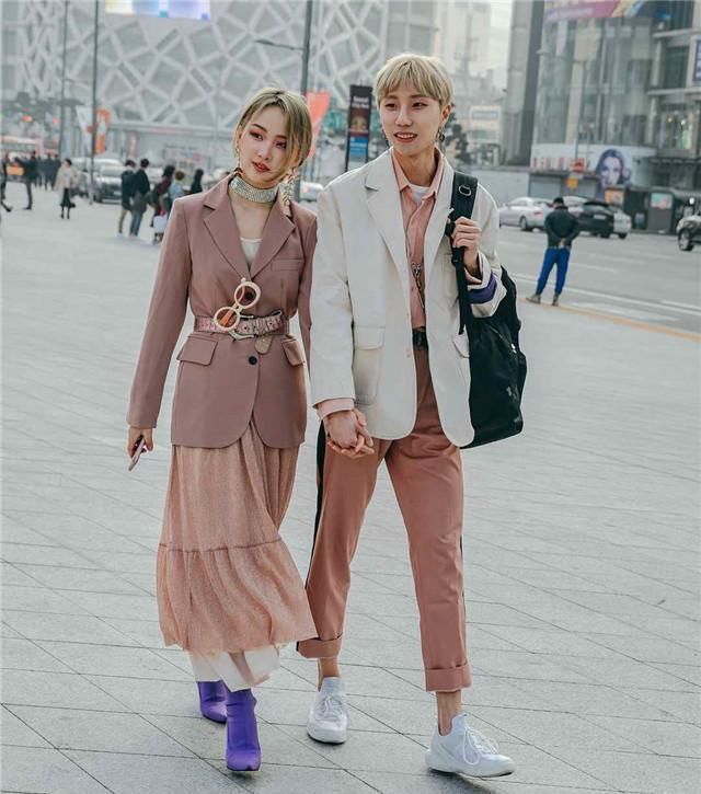  #好地展现出我们#开春打底裤就收起来吧！2020年流行：西装+裙子，优雅时髦又高级