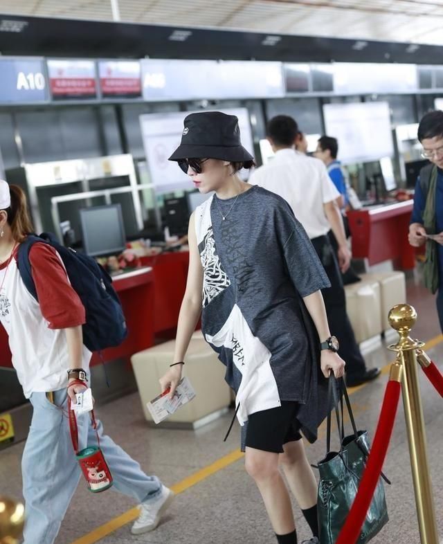  「十足」郁可唯气质真潇洒，拼接T恤配五分裤率性十足，45kg体重好真实