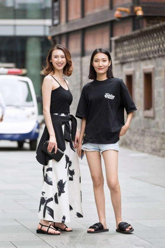 街拍：小姐姐一身粉红连衣裙，让整个人都看上去粉嫩了！