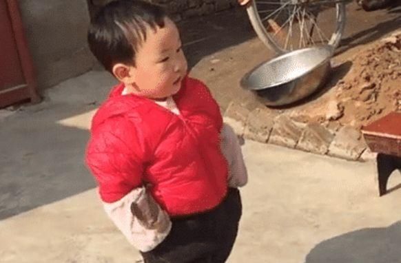 「蹭吃专业户」一岁半小屁孩变成“蹭吃大户”