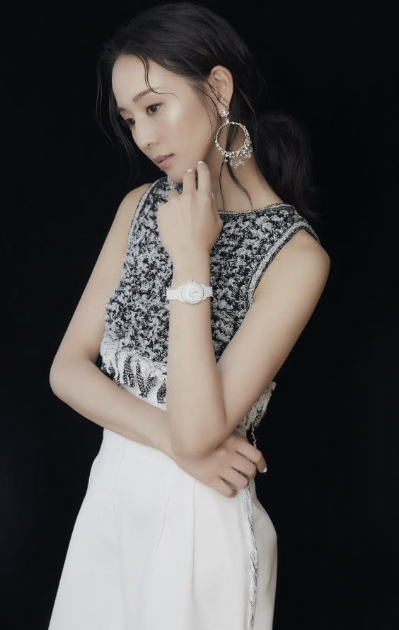 张钧甯这条裤子太厉害了，侧面看是裤子正面看是裙子，赶紧种草！