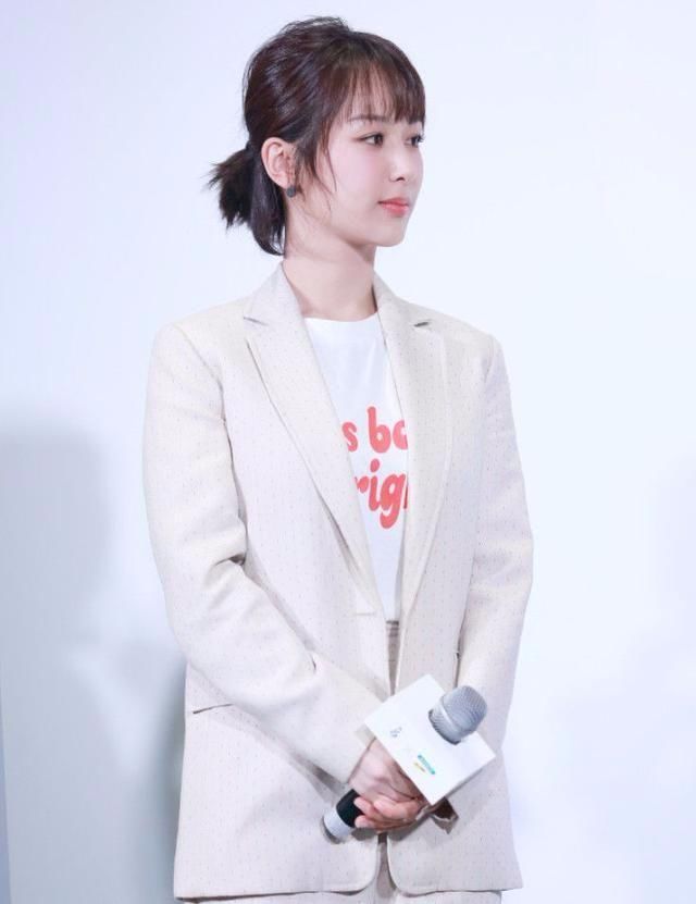 杨紫穿什么不好穿西装，真的显腿短！