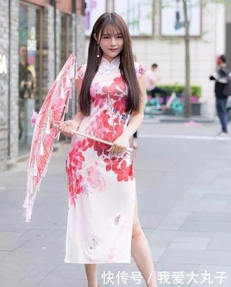  『气质』街拍美女：身材曼妙的小姐姐，牛仔裤穿搭，大秀时尚气质！