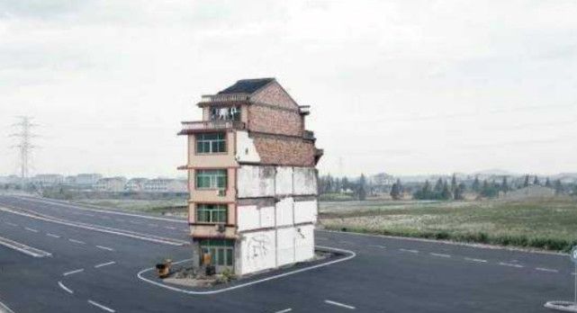 史上最牛钉子户，当初死活不肯搬迁，现如今委屈到睡觉都不安宁！