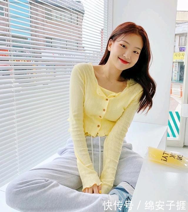 『针织上衣』比阔腿裤更百搭!今年流行「云朵裤」,舒适又显瘦