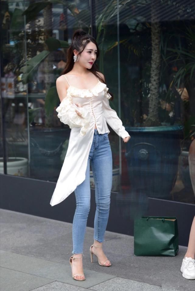 『美女』美女街拍:这期小姐姐都是神仙颜值,看到图五露腰,就已经扛不住了!