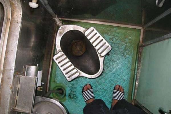 「坐火车」印度人来中国旅游,第一次坐火车,这行为让旅客无语