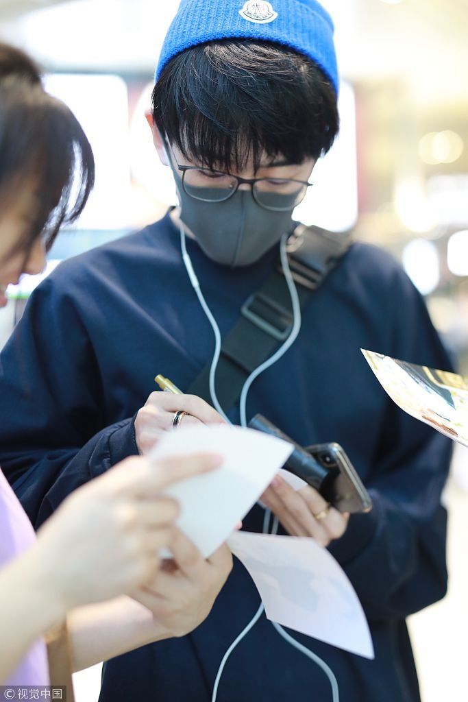 “鲜肉网红”费启鸣抱玩偶听曲一脸呆萌 安检遭“搜身”不影响心