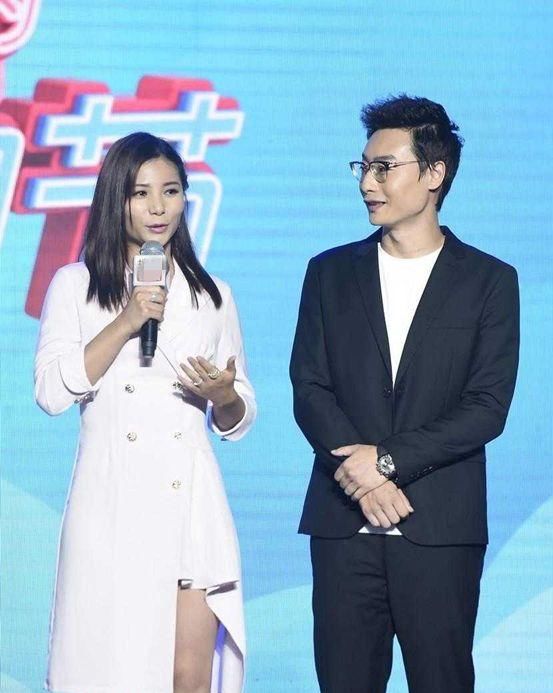 变身■何姿秦凯变身现身，女的穿白色长裙气场震撼