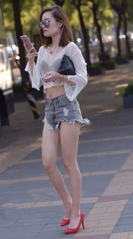 街拍与搭配:黑丝加豹纹的图六美女满满的诱惑