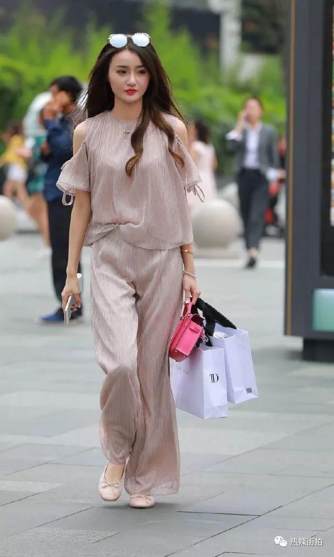 街拍:长相气质俱佳的魅力美女，背影更加迷人