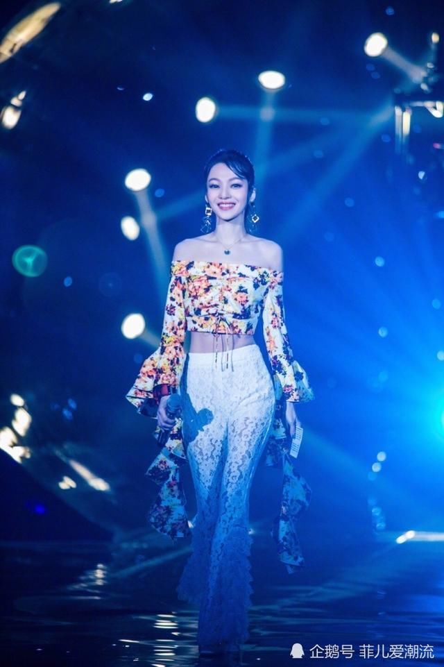 张韶涵真省布料！上身就靠一块布遮住重点，网友：我可不敢穿出门