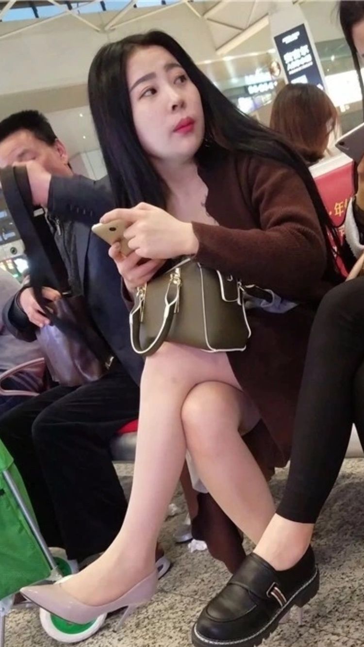 性感街拍丨候车室的丰满美女，一直拿嘴巴咬手机?!