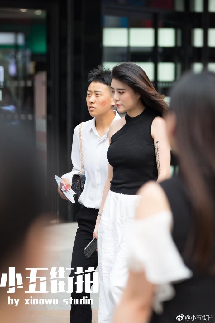 街拍:神似范冰冰的小姐姐，紧身T恤勾勒出的身材曲线，性感美丽