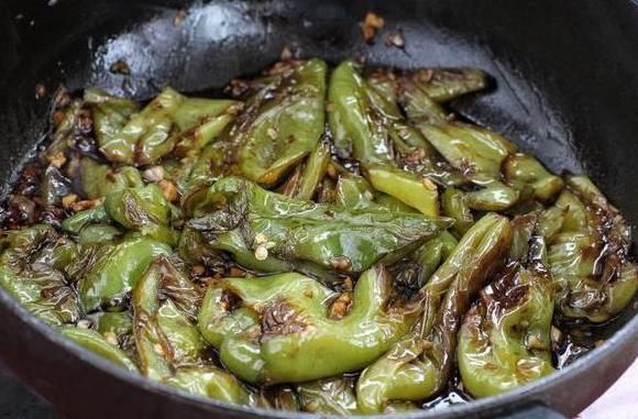  将里脊肉■青椒即是配菜也是主菜，下饭下酒青椒肉丝，爽口开胃虎皮椒