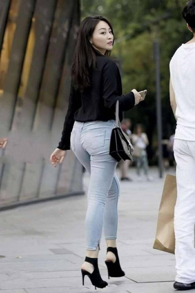 时尚休闲修身牛仔裤，凹出曼妙身材，微胖富态女生穿不肤浅