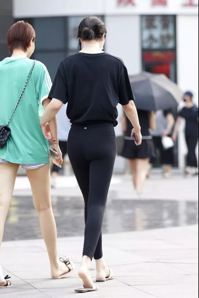 街拍：姿态优美身材姣好戴口罩的性感美臀美女