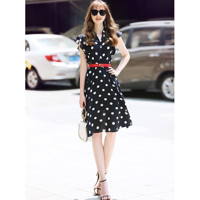 火爆夏季的波点裙,70后阿姨穿上身也毫无违和感,显得人更美