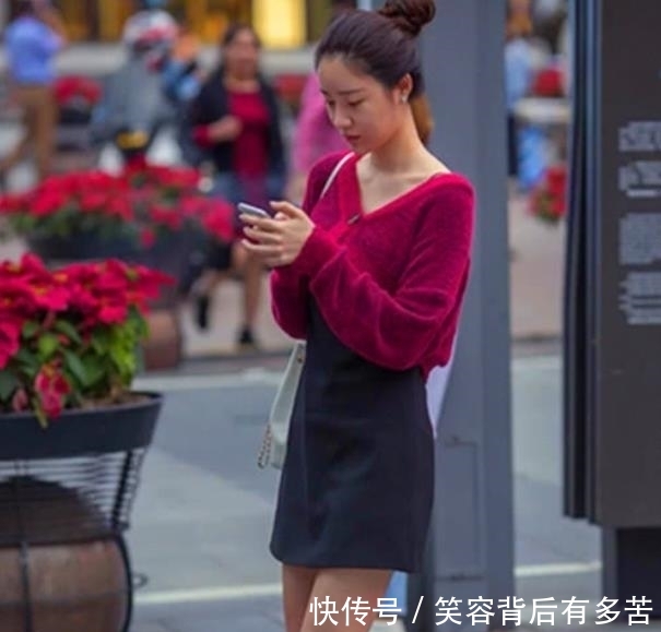 「时尚」街拍:占尽风流的小姐姐,一条拼接的吊带连衣裙,时尚魅力气息