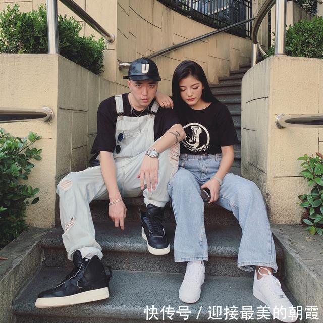  #牛仔裤#Jony j穿背带裤与妻子甜蜜对视，衣品爆棚不显娘，嘻哈老爸太帅