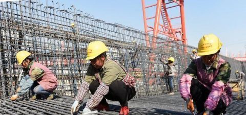  工人|工地工人发明钢筋弯箍机，无误差加工60种图形，1小时能加