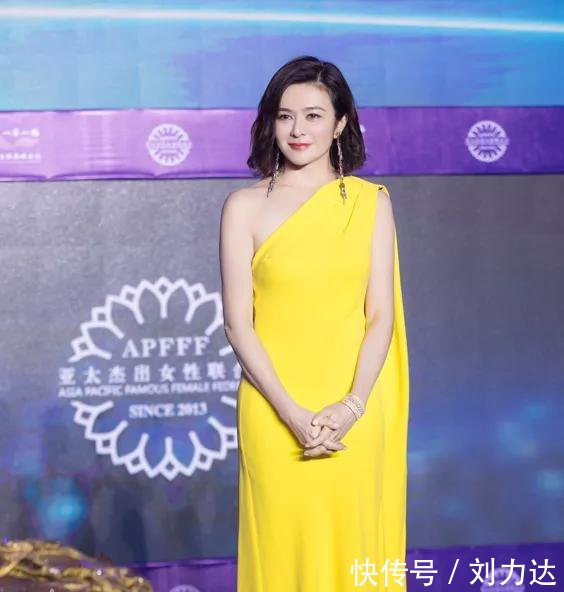 54岁关之琳和51岁温碧霞同框，相差3岁，一个大妈，一个少女