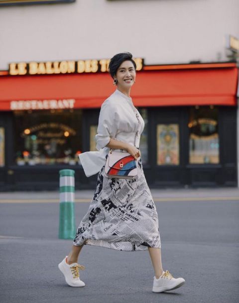  『白鞋』这样穿搭小白鞋，气质一点也不输高跟鞋！秀美腿又显高