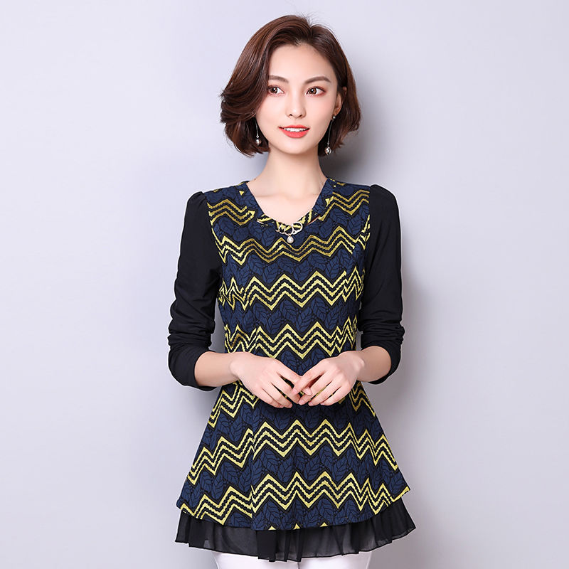 国庆出游，少穿裙，穿这样的小衫，搭黑裤子，四五十岁女人也美翻