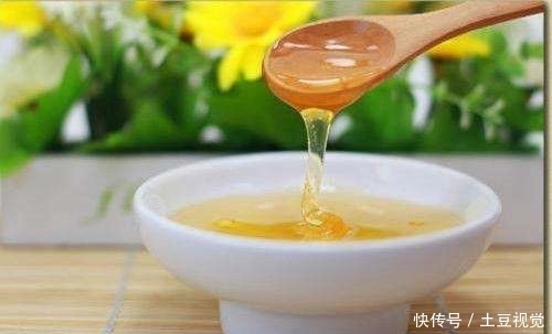 『脸上』蜂蜜加它使用7天,五十岁大妈皮肤白啦,脸蛋干净啦,皱纹也没啦