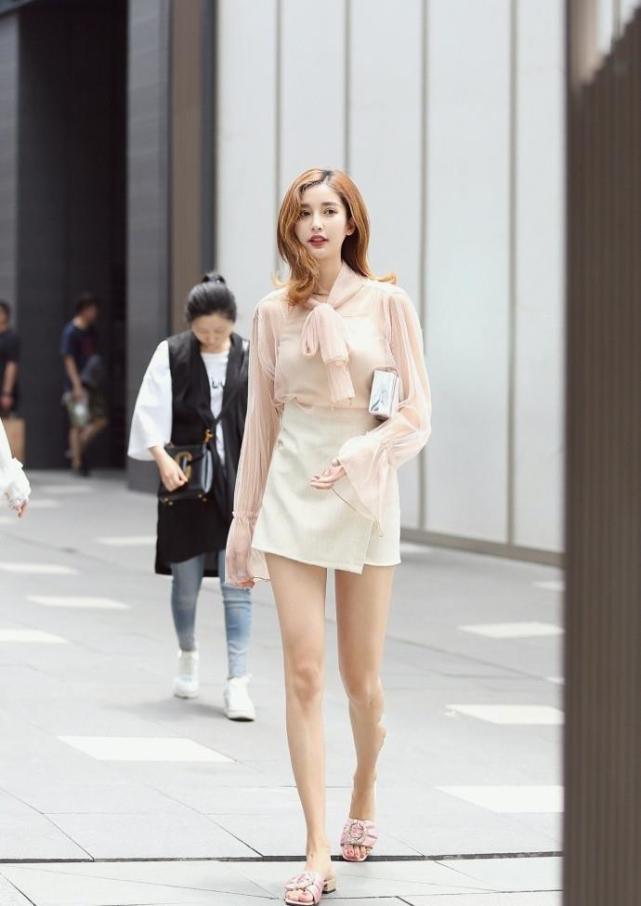 街拍：炎炎夏日，美女们都打扮的很漂亮，个个颜值高身材好