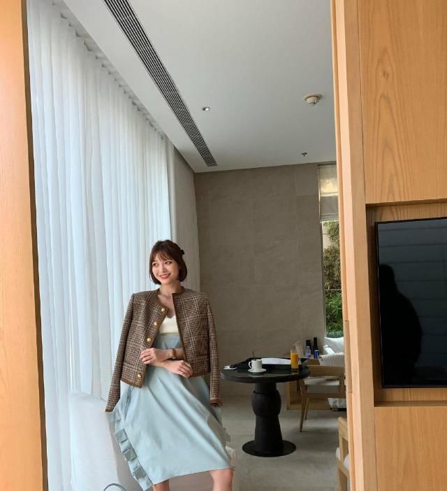  『女生』漂亮女生“防撞衫”穿搭，减龄显甜又时尚