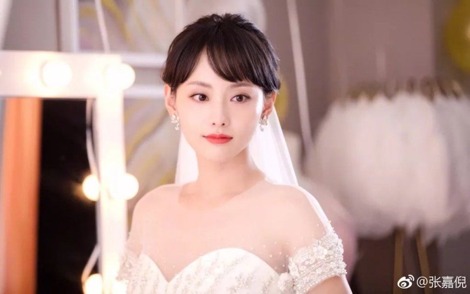 张嘉倪别骗人了!蛋清脸实名举报你未成年!