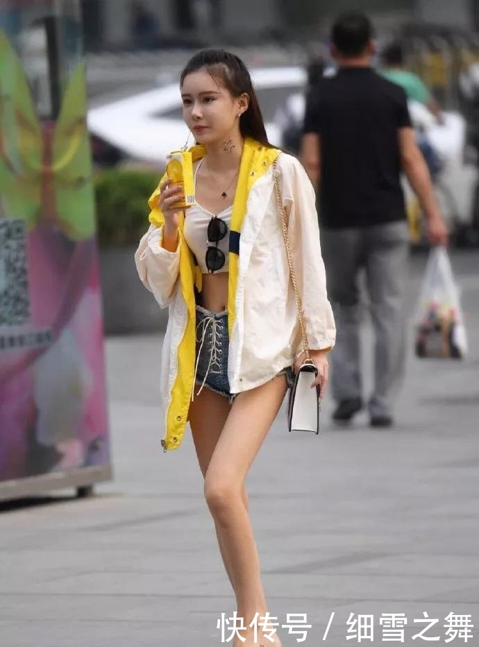  身上穿着一：美女街拍： 小姐姐出街穿高跟鞋，搭配紧身的白色短裤，美腿显得紧致与修长