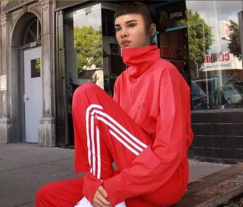 ins最红时尚博主竟是个假人？人类已经阻止不了她的脚步了...