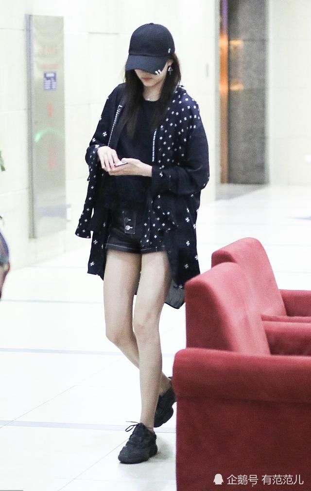 关晓彤私服终于穿短裤，路人镜头下腿更瘦更长，网友：这才叫腿精